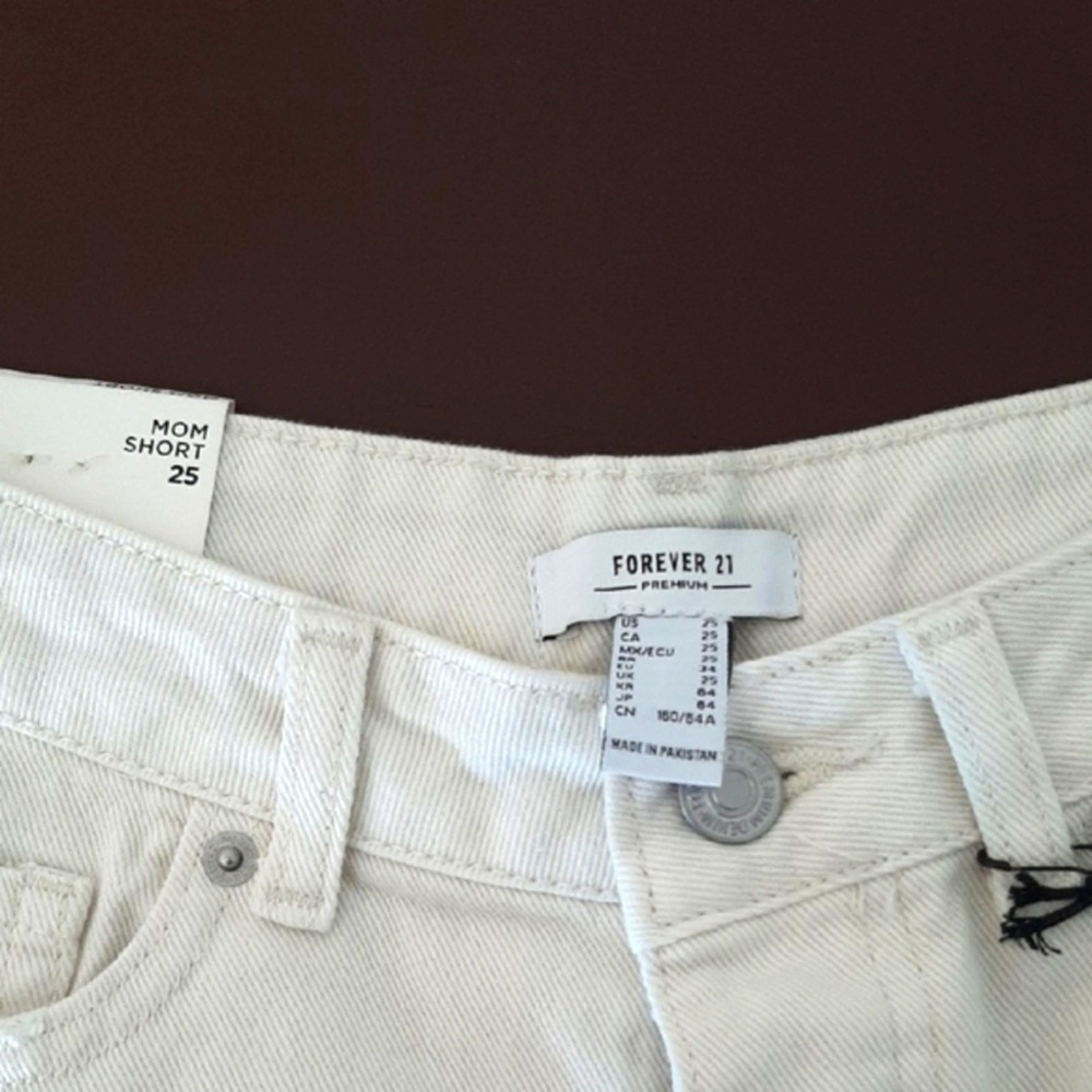 Forever 21 Premium Off White Distressed High Rise Mom Shorts Cream Denim Size 25 - Picture 2 of 4